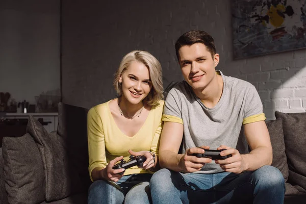 Casal jogando videogame em casa — Fotografia de Stock