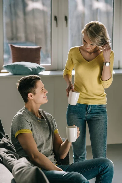 Paar trinkt morgens zu Hause Kaffee — Stockfoto