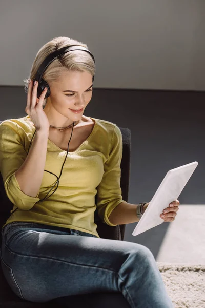 Listening to music — Stock Photo