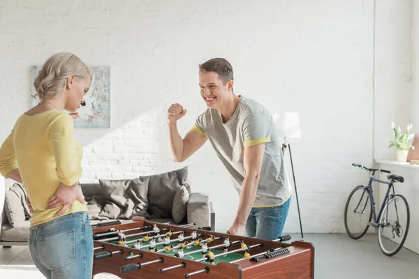 Petit ami montrant geste oui lors de la victoire jeu de football de table — Photo de stock