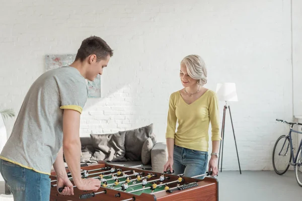 Coppia che gioca a calcio balilla a casa — Foto stock