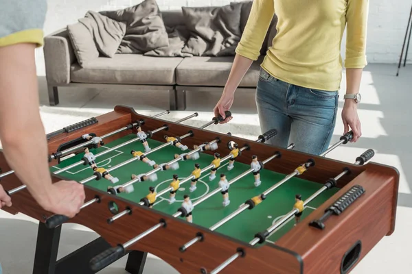 Imagem cortada de casal jogando futebol de mesa em casa — Fotografia de Stock