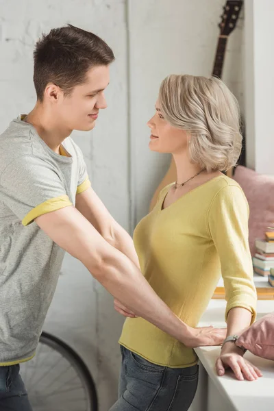 Liebevoller Freund und Freundin schauen sich zu Hause an — Stockfoto