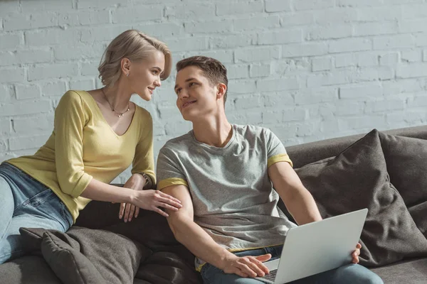 Fröhliches Paar schaut sich zu Hause an — Stockfoto