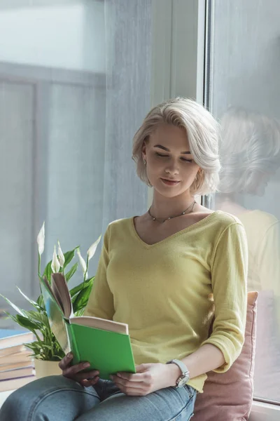 Schönes Mädchen schläft und hält Buch — Stockfoto