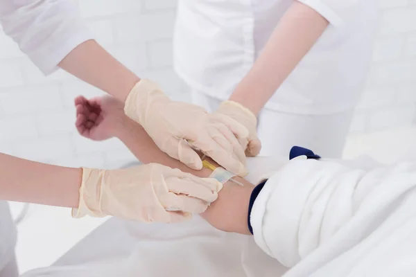 Vue partielle de la femme avec comptoir de chute et les médecins à proximité — Photo de stock