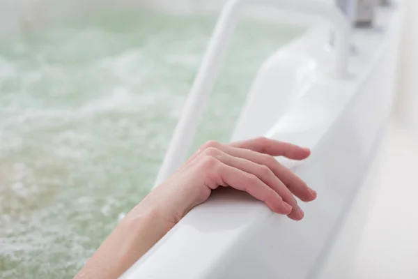 Vista parziale della donna che fa il bagno idroelettrico nel salone spa — Foto stock