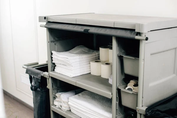 Close-up shot of housekeeping cart with clean towels at hotel — Stock Photo