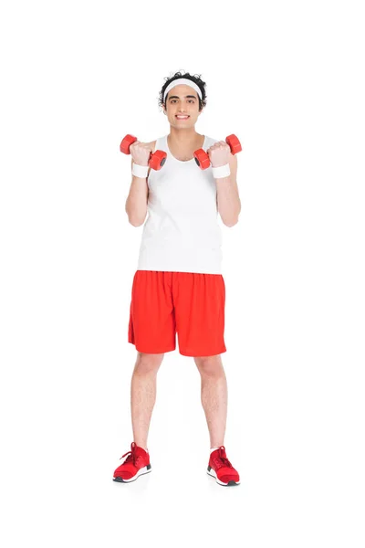 Joven hombre delgado en ropa deportiva sosteniendo mancuernas aisladas en blanco - foto de stock