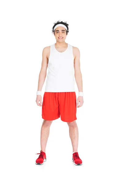 Junger hagerer Mann in Joggingschuhen und kurzen Hosen, isoliert auf weißem Grund stehend — Stockfoto
