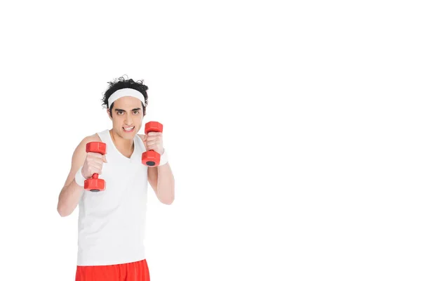 Joven flaco en ropa deportiva sosteniendo mancuernas aisladas en blanco - foto de stock