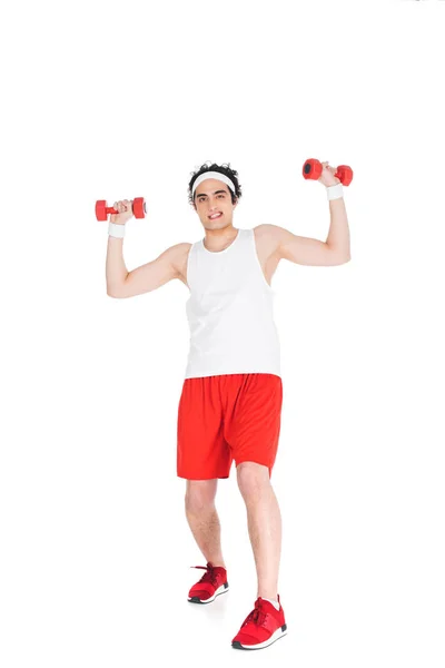 Homem magro jovem em sportswear com halteres em mãos isoladas em branco — Fotografia de Stock