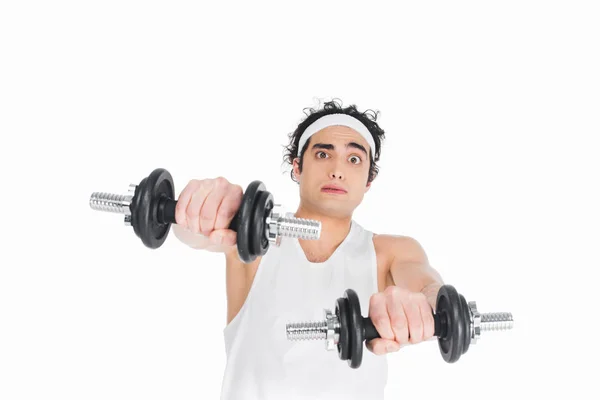 Retrato de jovem magro em sportswear segurando halteres isolados em branco — Fotografia de Stock