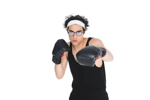 Молодий тонкий боксер в окулярах б'ється руками ізольовано на білому — стокове фото