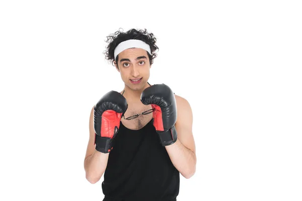 Jovem boxer fino colocando óculos isolados em branco — Fotografia de Stock