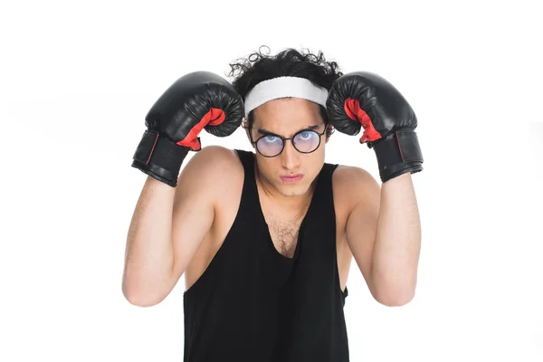 Boxeador delgado en anteojos de pie con los brazos hacia arriba aislado en blanco - foto de stock