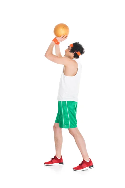 Profil eines dünnen Basketballspielers, der sich darauf vorbereitet, den Ball isoliert auf Weiß zu werfen — Stockfoto