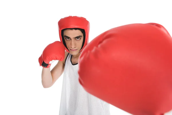 Vista de cerca del puño en el guante de boxeo de un joven deportista aislado en blanco - foto de stock