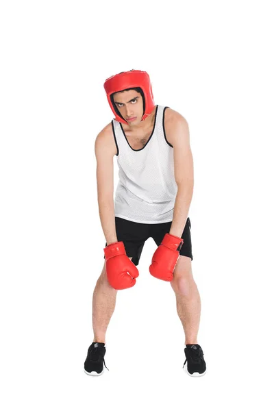 Cansado jovem boxeador em luvas e capacete isolado em branco — Fotografia de Stock