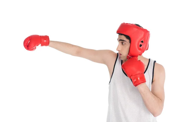 Vista lateral del joven boxeador golpeando a mano en guante aislado en blanco - foto de stock