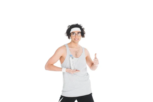 Jovem desportista fino em óculos segurando garrafa de água isolada em branco — Fotografia de Stock