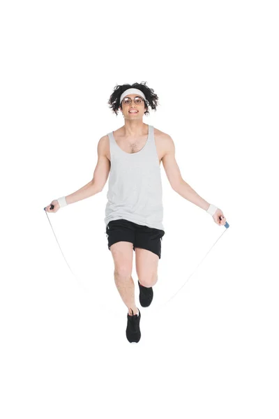 Joven deportista flaco en anteojos haciendo entrenamiento de cuerda de salto aislado en blanco - foto de stock