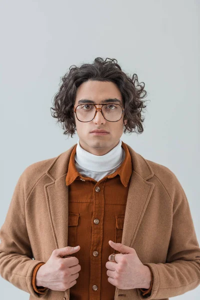 Retrato de homem jovem e elegante em óculos isolados em cinza — Fotografia de Stock