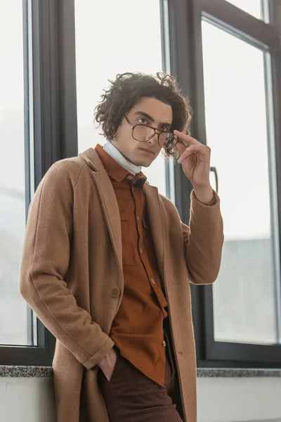 Jeune homme élégant regardant au-dessus des lunettes — Photo de stock