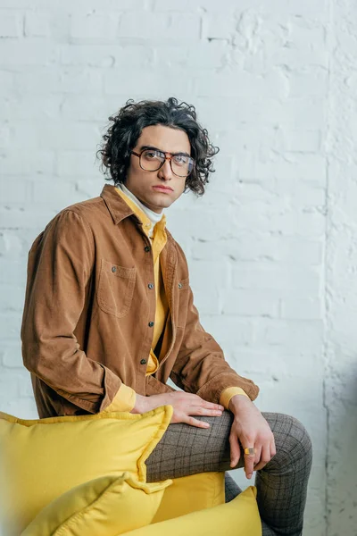 Retrato de modelo de moda masculina con gafas - foto de stock