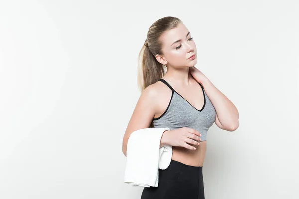 Müde Fitness-Frau hält Handtuch isoliert auf weiß — Stockfoto