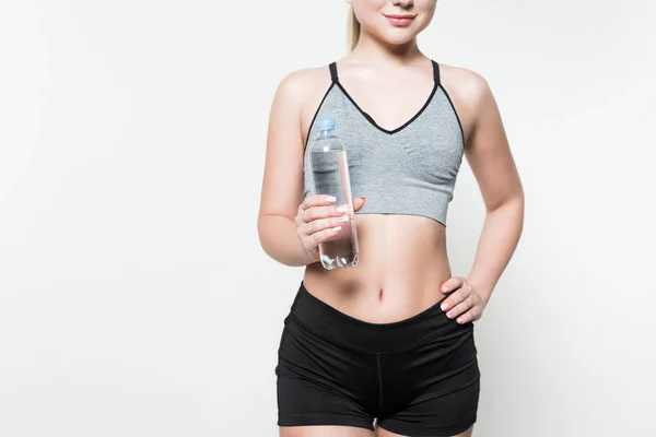 Vue recadrée de la bouteille d'eau dans les mains féminines isolées sur blanc — Photo de stock