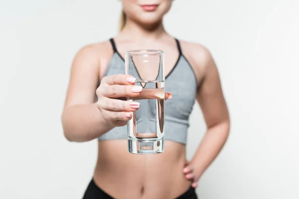 Vue rapprochée du verre d'eau à la main féminine isolé sur blanc — Stock Photo