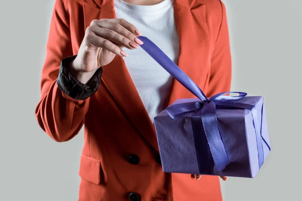 Nahaufnahme von Frau beim Öffnen Geschenkbox isoliert auf grau — Stockfoto