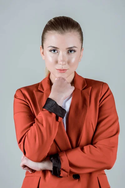 Elegante donna con mano sul mento isolato su grigio — Foto stock