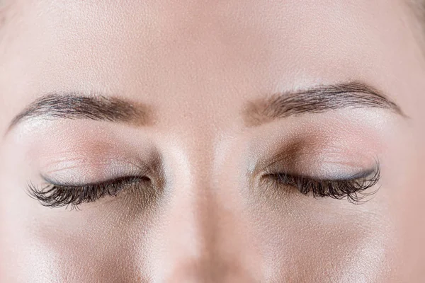 Nahaufnahme geschlossener weiblicher Augen mit langen Wimpern — Stockfoto