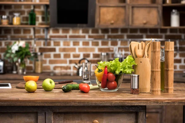Frutas y verduras orgánicas frescas, tableta digital y utensilios de cocina de madera en la mesa - foto de stock