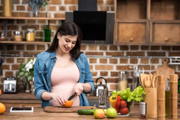 Sorridente giovane donna incinta preparare una colazione sana a casa — Foto stock