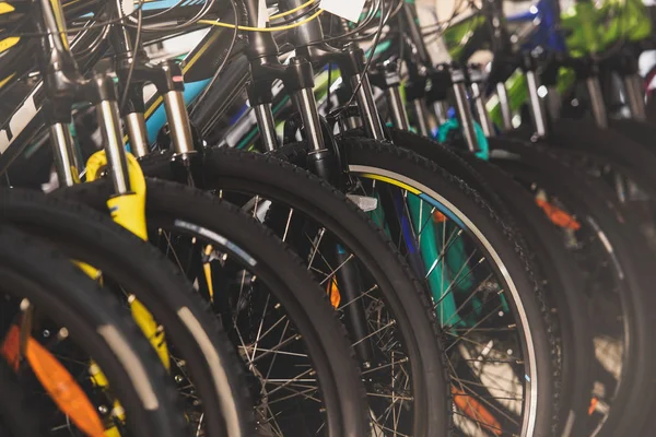 Vista de cerca de las ruedas de las bicicletas que venden en la tienda de bicicletas - foto de stock