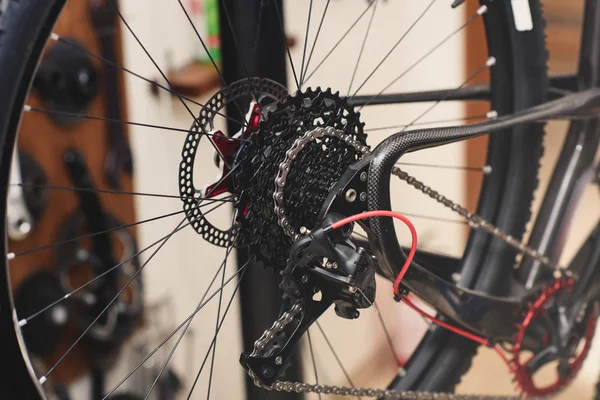 Vista de cerca de la rueda de bicicleta con cadena en el taller - foto de stock