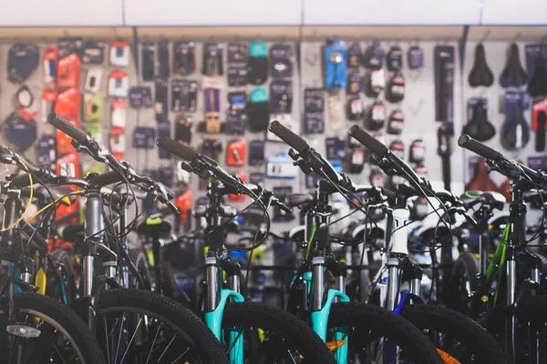 Varie biciclette moderne che vendono nel negozio di biciclette — Foto stock