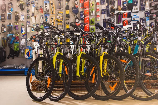 Novas bicicletas modernas que vendem na loja de bicicletas — Fotografia de Stock