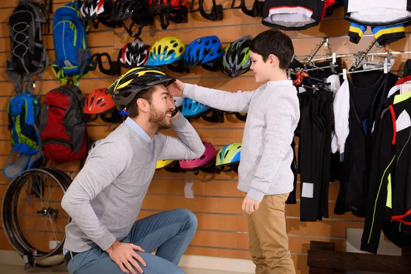 Con casco de bicicleta - foto de stock