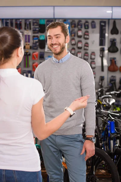 Manager et souriant byer parler et se regarder dans le magasin de vélo — Photo de stock