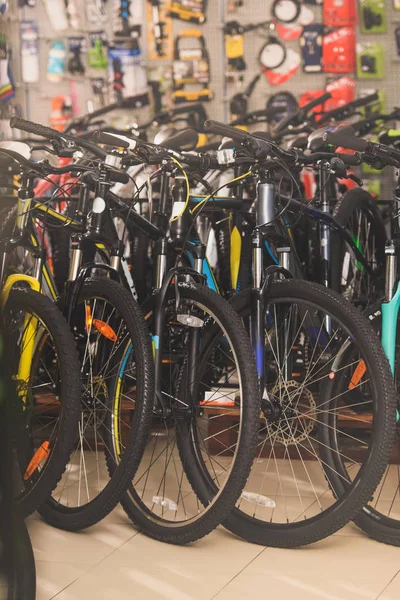 Várias bicicletas exibidas na loja de bicicletas — Fotografia de Stock