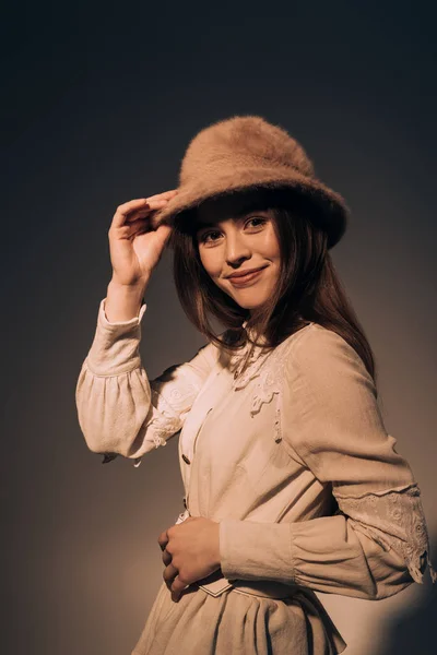 Retrato de bela mulher sorridente em chapéu elegante olhando para a câmera — Fotografia de Stock