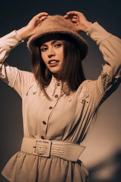 Retrato de mujer joven de moda en sombrero mirando a la cámara - foto de stock