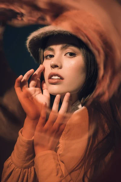 Портрет модной молодой женщины в шляпе, смотрящей в камеру — стоковое фото