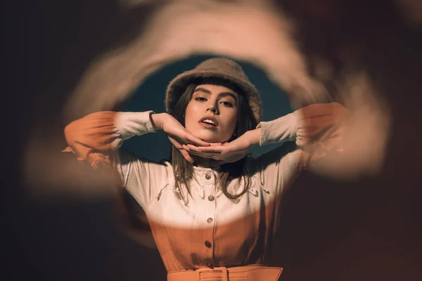 Retrato de mulher jovem na moda em chapéu olhando para a câmera — Fotografia de Stock