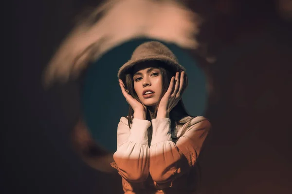 Ritratto di elegante giovane donna in cappello guardando la fotocamera — Foto stock