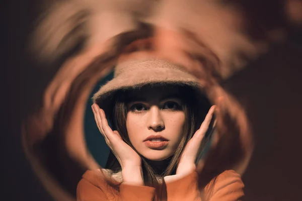 Retrato de mujer joven con estilo en el sombrero mirando a la cámara — Stock Photo